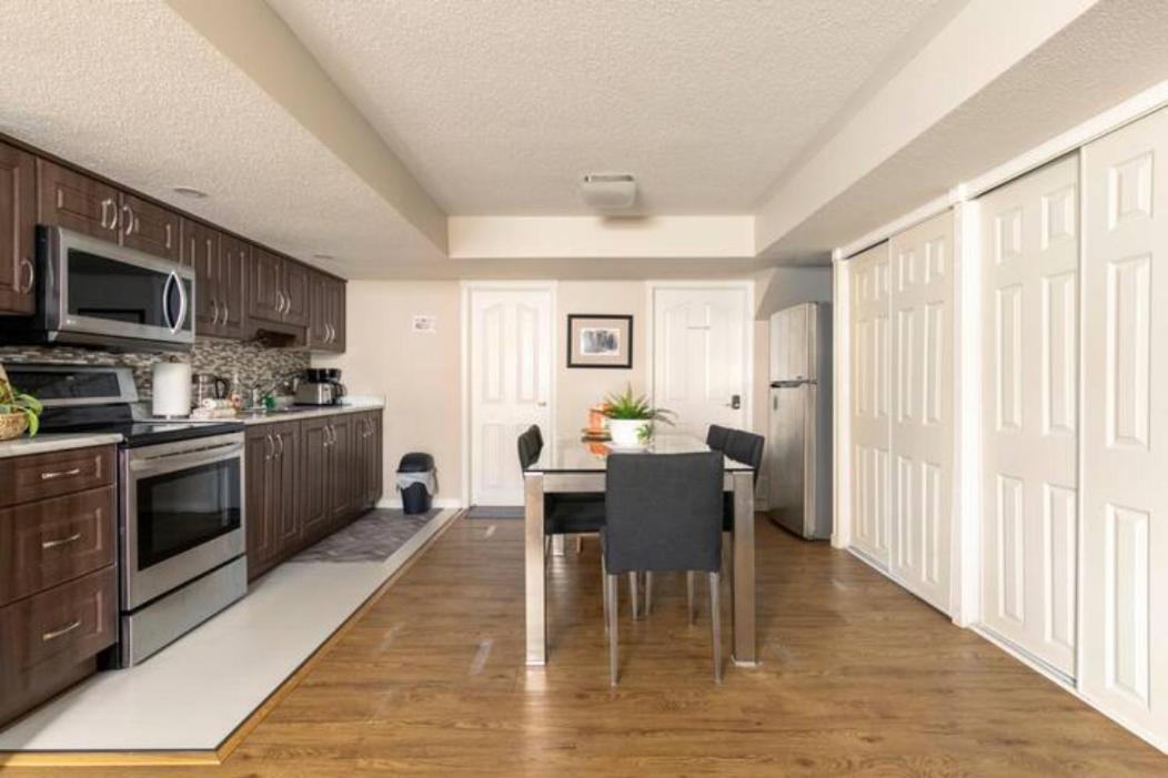 Self Check-In Spacious Apartment With Full Kitchen Ottawa Bagian luar foto